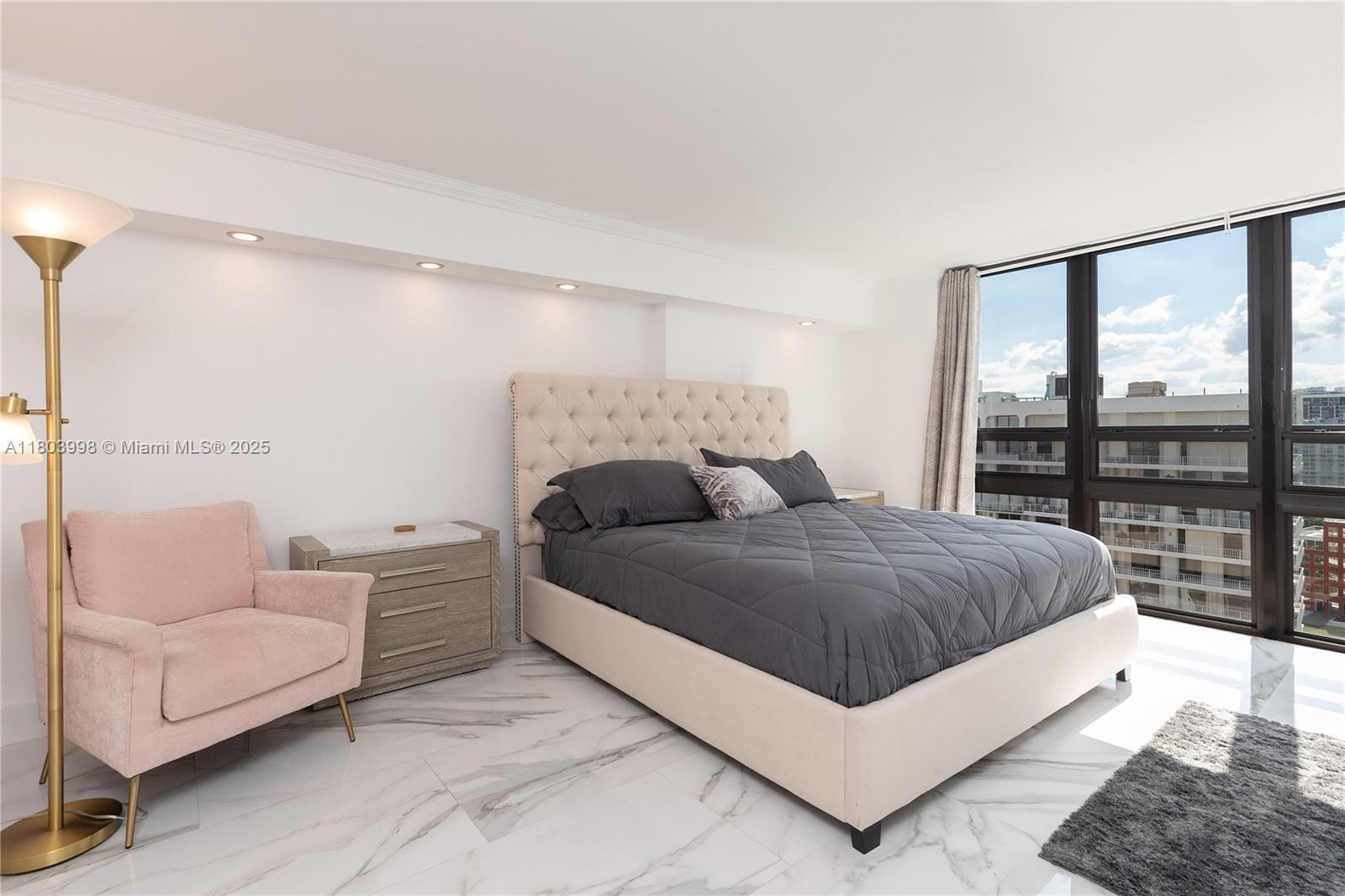 Building Photo - 1450 Brickell Bay Dr
