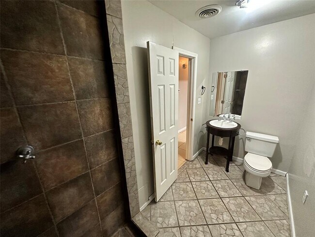 Building Photo - 1511 Greenbriar Ave