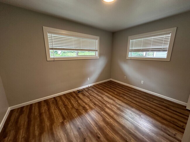Building Photo - Super Clean 2 Bedroom Unit Of Duplex in North Albany