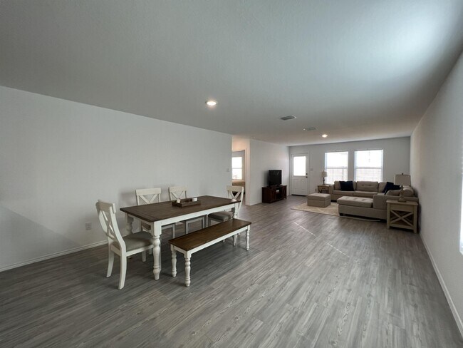 Building Photo - 8523 Grosbeak Cv