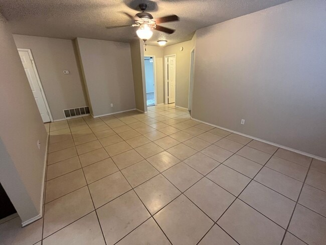 Building Photo - Cute Cottage