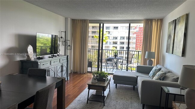Building Photo - 1450 Brickell Bay Dr