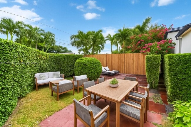 Building Photo - 2401 SW 31st Ave