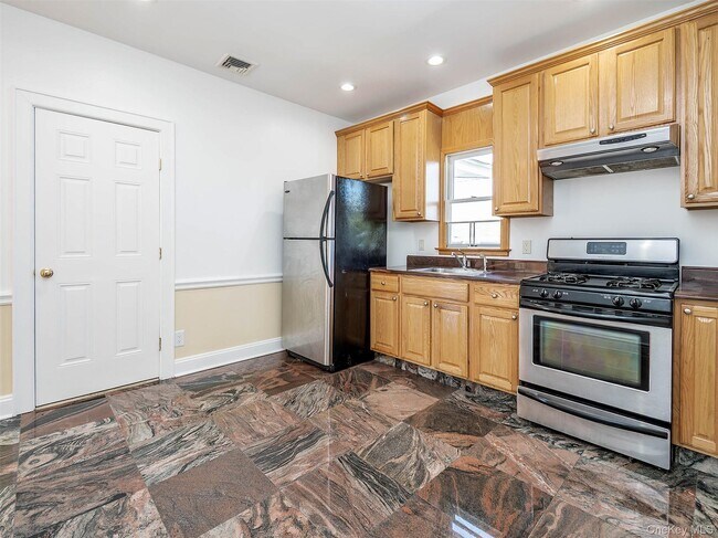 Building Photo - 26 Summit Ave