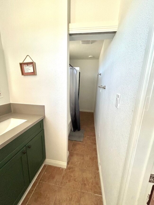 Building Photo - 4 Bedroom 2 Bathroom Home in Quiet Neighborhood