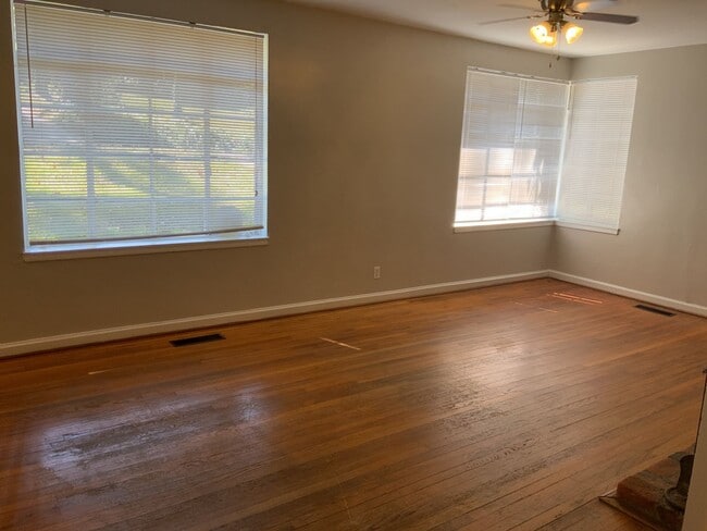 Building Photo - Great location