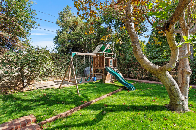 Swingset - 13437 McCormick St