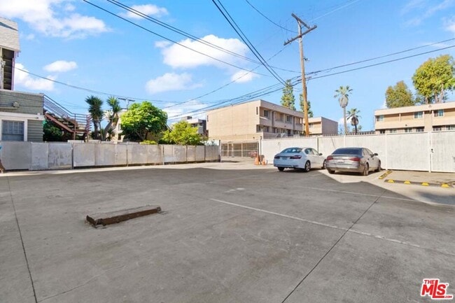 Building Photo - 1125 S Lake St