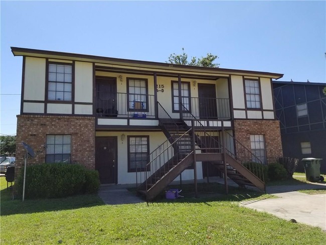 Building Photo - 215 Roberts Cir