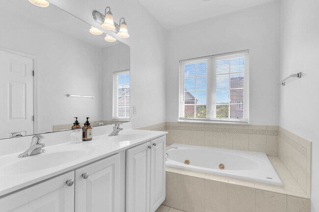 Building Photo - Beautiful 3-level 3 BR 2.5BA Townhome in P...