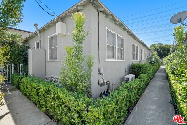 Building Photo - 13455 Burbank Blvd