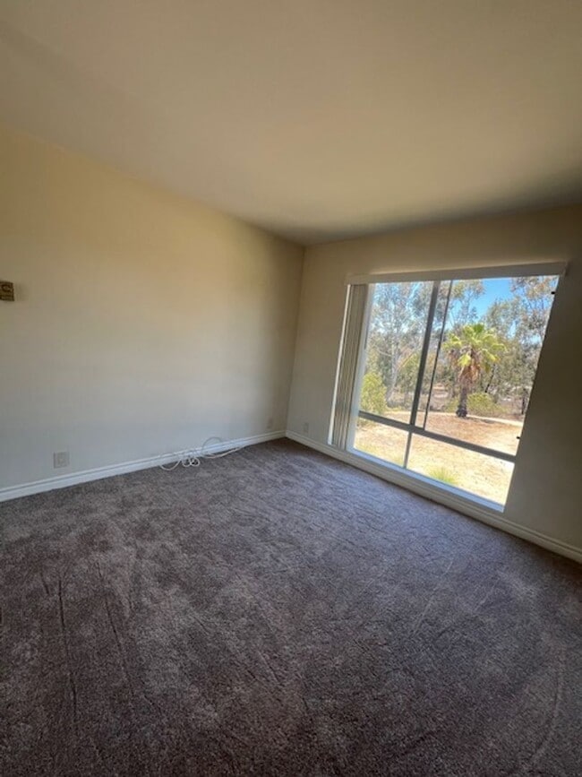 Building Photo - 3 Bedroom 2 Bath Condo in Beautiful La mes...