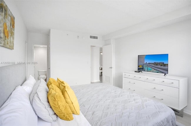 Building Photo - 3000 S Ocean Dr