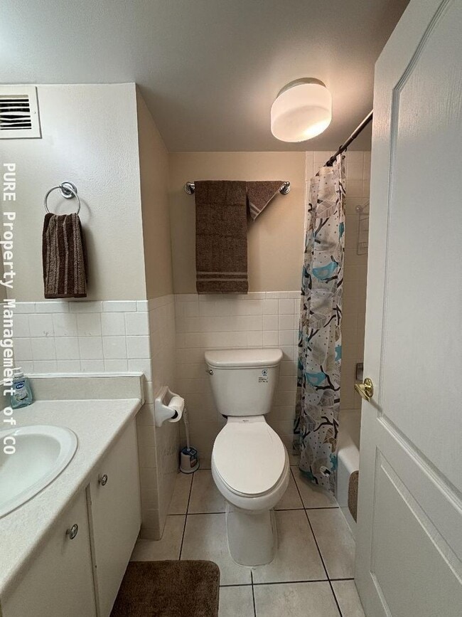 Building Photo - Large furnished studio apartment!