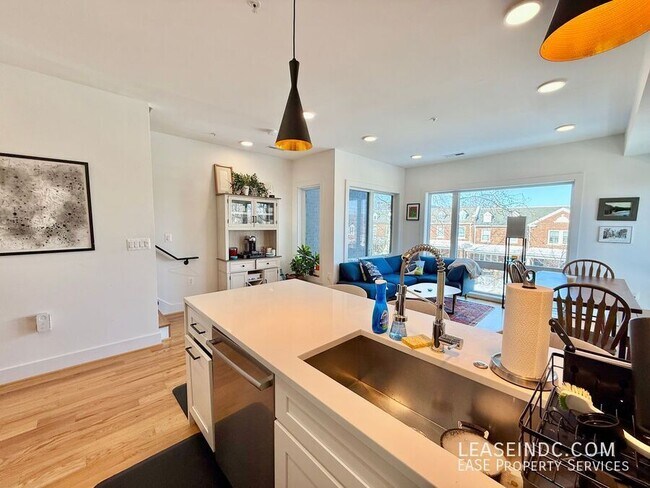 Building Photo - 1719 D St NE