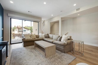 Building Photo - 2421 Throckmorton St