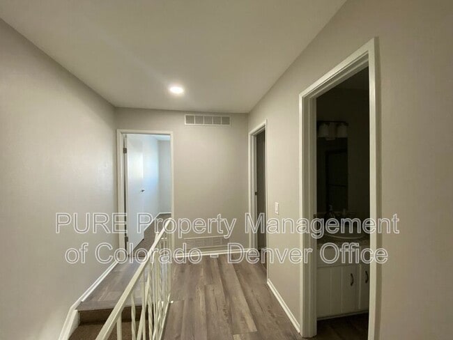 Building Photo - 564 S Carr St