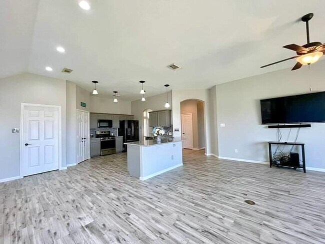 Building Photo - 2526 Lake Dale Ln