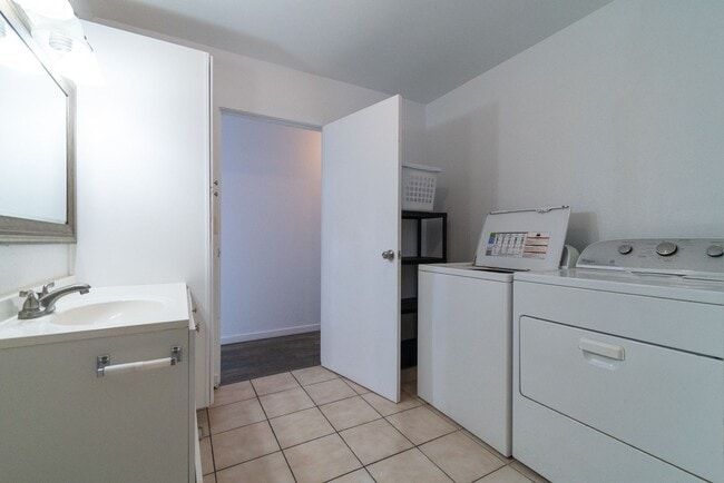 Building Photo - Fully remodeled, spacious 3BR/1.5BA/2PKG near Waikele