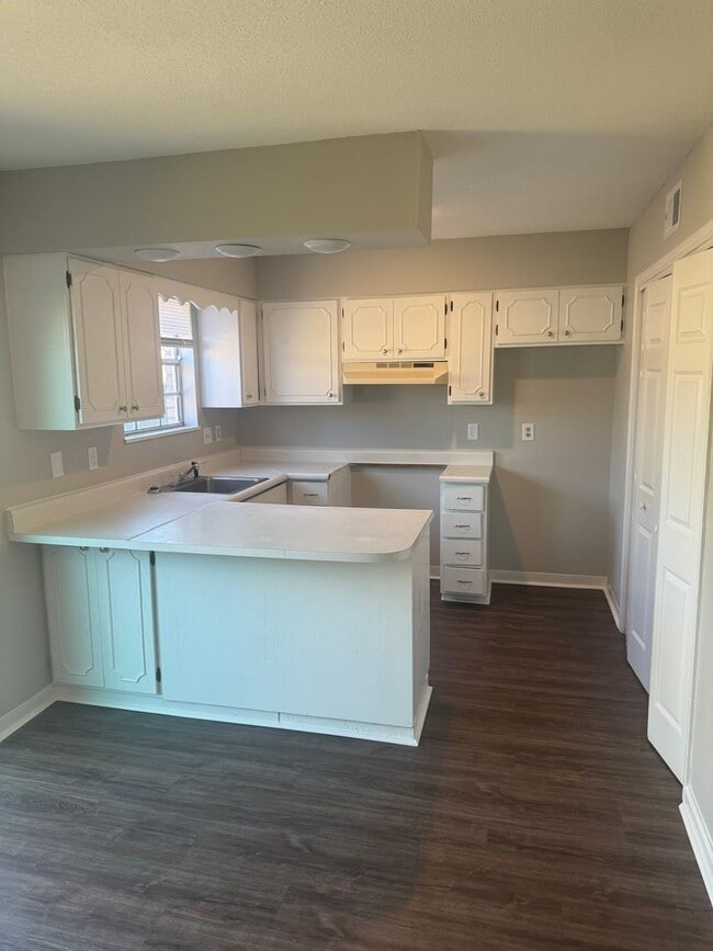 Building Photo - 996 University St