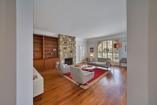 Building Photo - 1237 Hi Point St