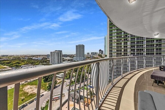 Building Photo - 1750 N Bayshore Dr