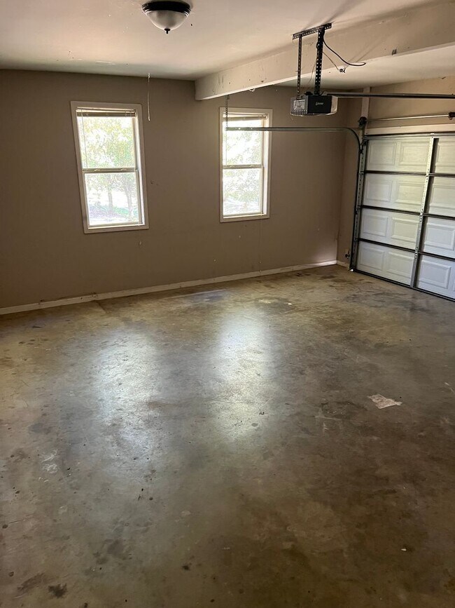 Building Photo - Country Living at it's best