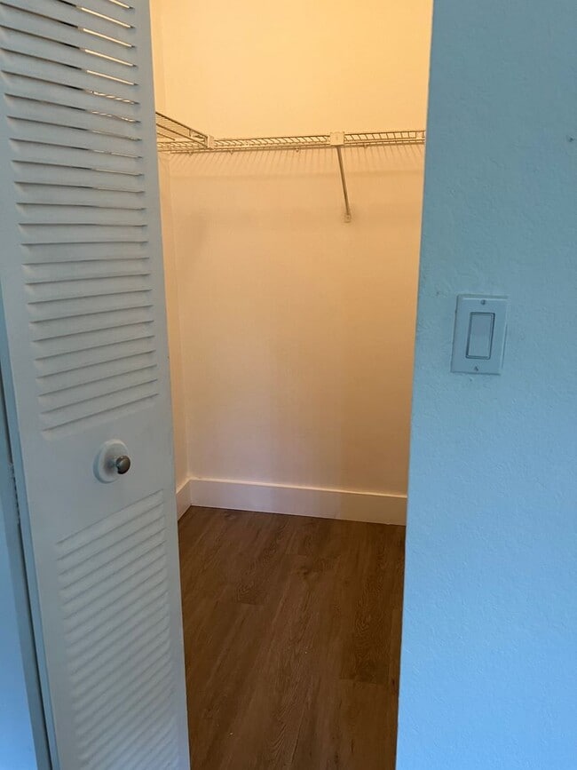 Building Photo - Beautiful Apartment in Gated Community FULL SIZE washer/dryer