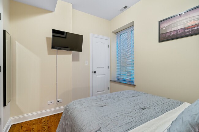 Building Photo - 2117 W Irving Park Rd