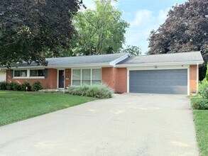 Building Photo - Incredible Ranch on Ivanhoe Way!