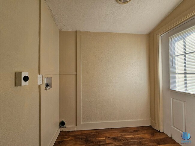 Building Photo - Beautiful 3 Bed | 2 Bath HOME on a DOUBLE LOT located in central Lakeland for rent and available ...