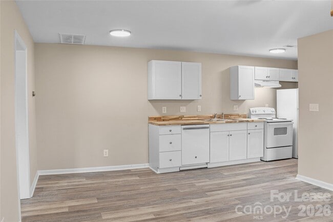 Building Photo - 300 E Gold St