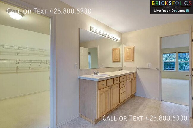 Building Photo - Dream Kitchen, Dual Fireplaces: Find Your Stylish Sanctuary in Redmond Ridge.