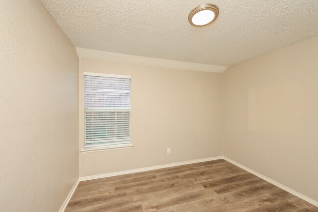 Building Photo - 1203 Hampton Dr
