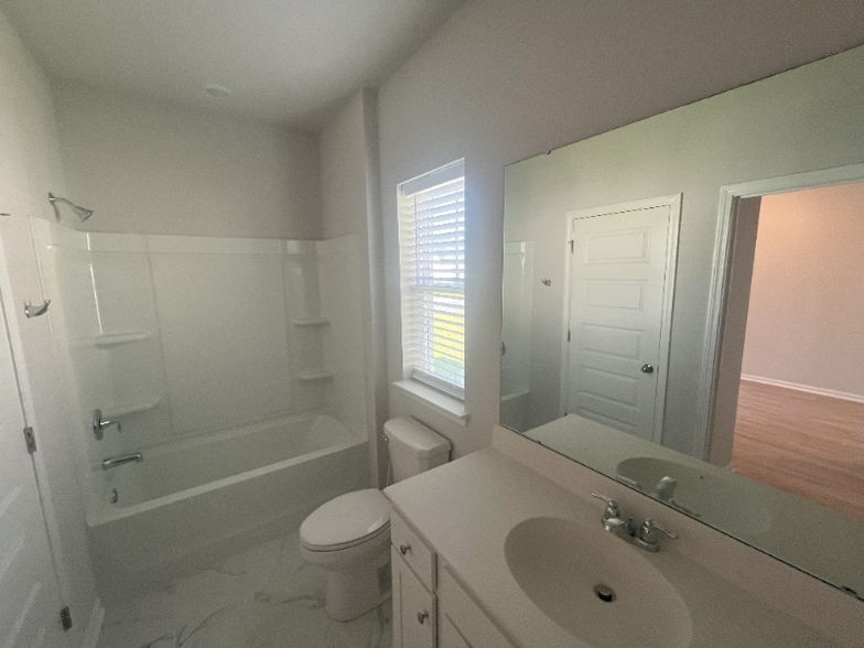 Building Photo - 5004 Del Corso St