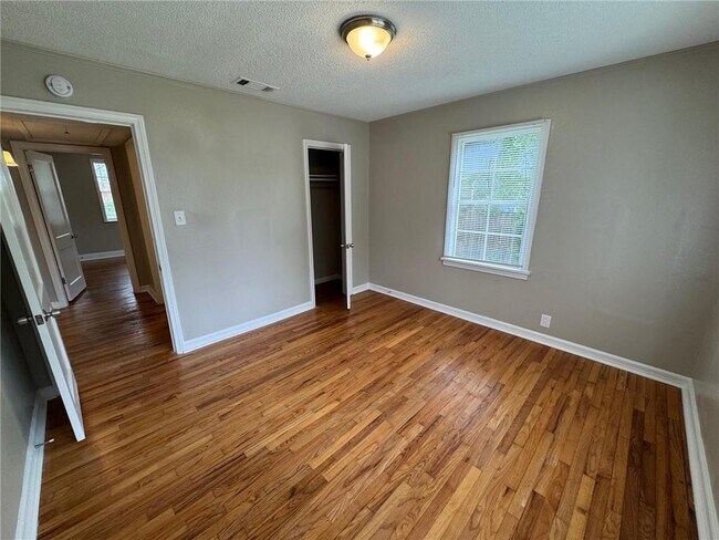 Building Photo - 900 Courtney St