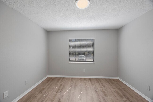 Building Photo - Newly Renovated 2 bedroom 2 bath within wa...