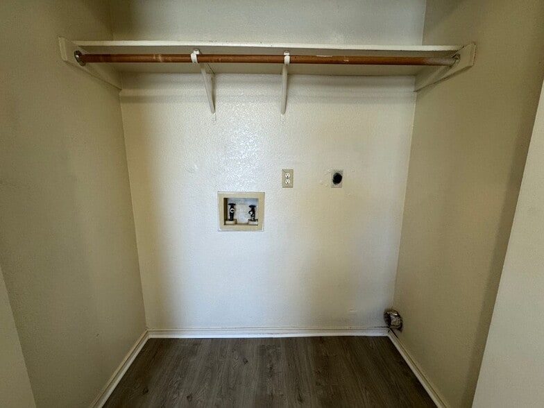 Building Photo - 1709 Cedarhill Dr