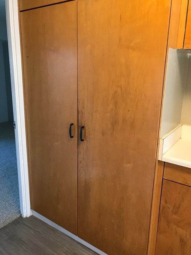 Building Photo - Westview Plaza - 1 bdrm, 1 bath, 1 covered...