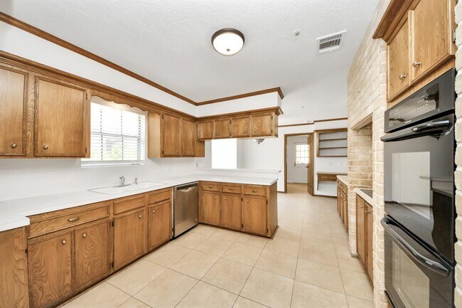 Building Photo - 8006 Oakington Dr