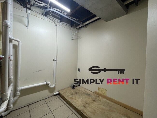 Building Photo - 6 Bed House or 2 and 3 Bedroom Duplex on C...