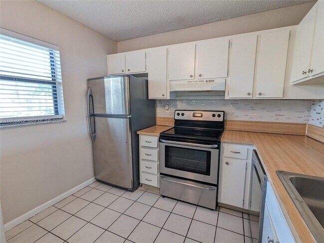 Building Photo - 3400 Foxcroft Rd