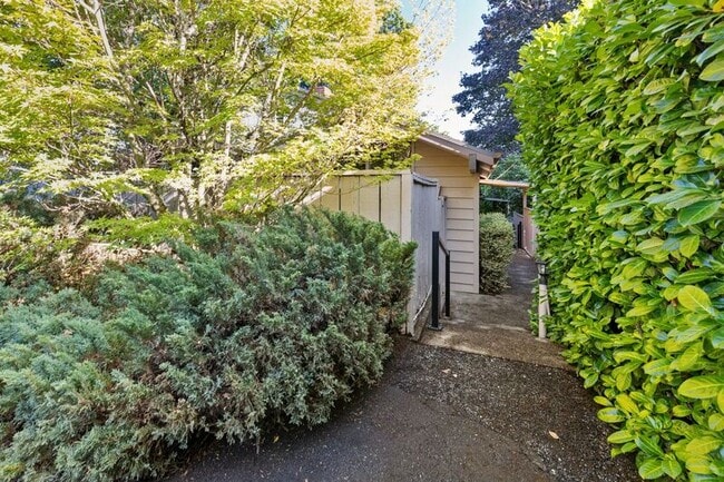 Building Photo - 6780 SW Canyon Terrace