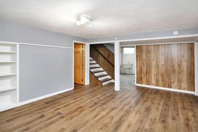 Building Photo - Don't Fuss with the Bus -5 Bed - 3 Bath - ...