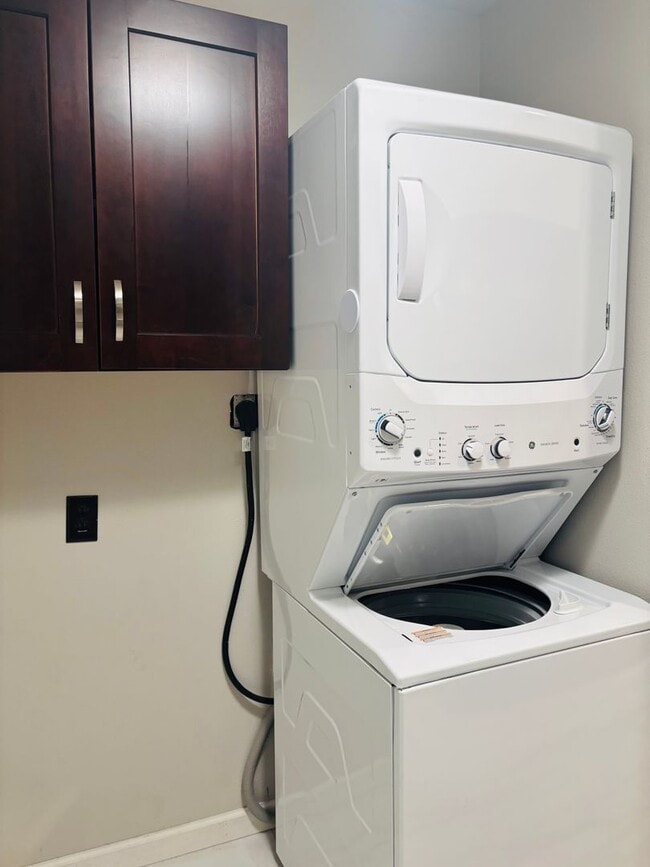 Building Photo - 4 bedroom 3 bath home