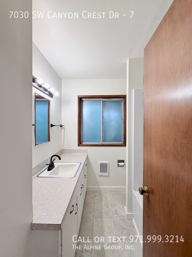 Building Photo - 7030 SW Canyon Crest Dr