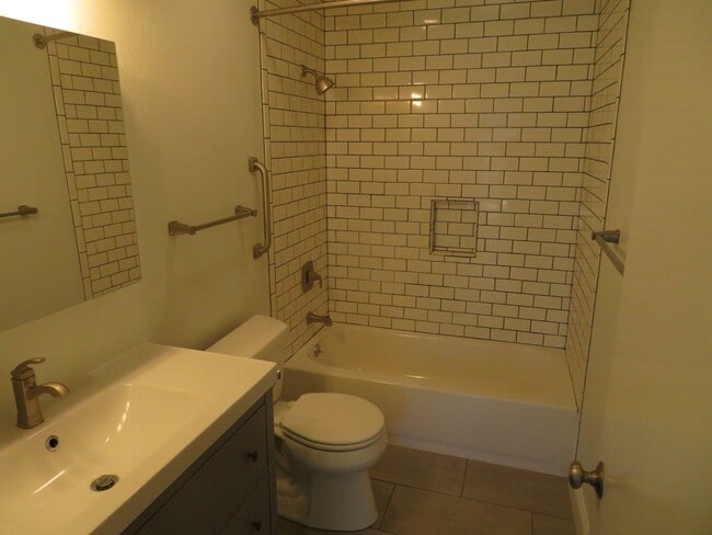 Building Photo - Beautiful 2 bed 1 bath end unit Townhome i...