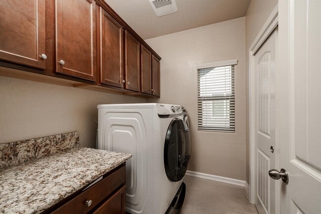 Building Photo - 6712 Lucas Dr