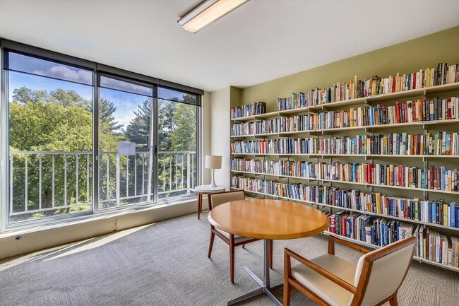 Building Photo - Great 2 Bedroom 2 Bath in Van Ness DC!