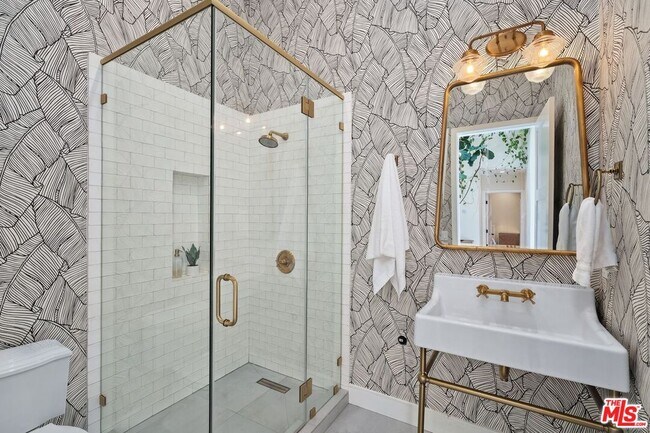 Building Photo - 5922 Oakdale Ave